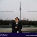 “مسعود منشوری” مدیر مسئول نوید صبح در کنار برج دانوب، وین – اتریش